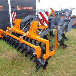 Widok z tyłu pługa dłutowego GROT 3,0/7 NS firmy MANDAM z wałem zębowym tandem www.korbanek.pl