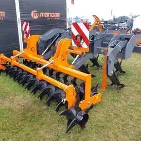 Widok z tyłu pługa dłutowego GROT 3,0/7 NS firmy MANDAM z wałem zębowym tandem www.korbanek.pl