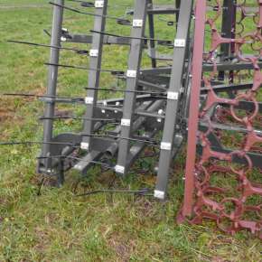 Widok z boku elementów roboczych w bronie chwastownik HYBRO firmy MANDAM  www.korbanek.pl