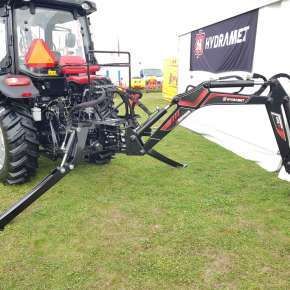 Widok z boku czarnej koparko-ładowarką H-300 firmy HYDRAMET na targach AGRO-SHOW Bednary