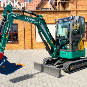 Koparka Lovol FR36 Korbanek na tle sklepu