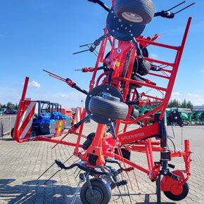 Czerwony przetrząsacz 8-wirnikowy SPIDER 815/8 firmy SIP złożony w pozycji transportowej w firmie Korbanek