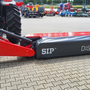 Czerwona dyskowa kosiarka SIP typ DISC 300S ALP na placu firmy Korbanek Sp. z o.o