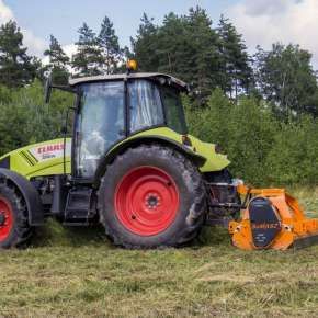 Kosiarka bijakowa w kolorze pomarańczowych firmy Samasz typ GRINO wraz z ciagnikiem CLAAS Arion 420 kosi nieużytek www.korbanek.pl
