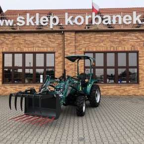 Widok od przodu zielonego ciągnika rolniczego ARBOS 2035 bez kabiny z ładowaczem Xtreme s mini i chwytakiem krokodyl www.korbanek.pl