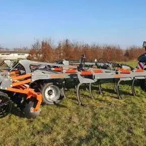 Widok z boku kultywatora dłutowego półzawieszanego RHINO firmy MANDAM podczepionego do ciągnika rolniczego www.korbanek.pl