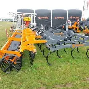 Widok z boku pomarańczowo-szarego kultywatora KUN SUPER firmy MANDAM na targach AGRO-SHOW Bednary www.korbanek.pl