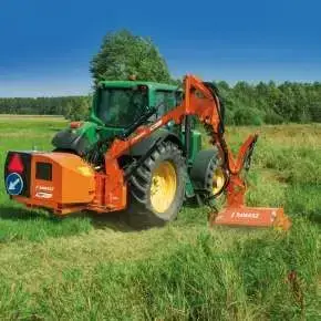 Widok z tyłu zielonego ciągnika rolniczego koszącego trawę kosiarką do skarp i poboczy KWT 651 firmy Samasz www.korbanek.pl
