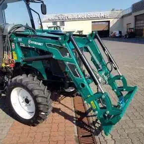 Na zielonym traktorze rolniczym ARBOS 3055 jest zamontowany ładowacz czołowy HYDRAMET typ Xtreme S www.korbanek.pl