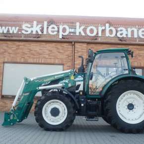 Widok z boku zielonego ciągnika rolniczego z ładowaczem Xtreme 2 firmy Hydramet www.korbanek.pl