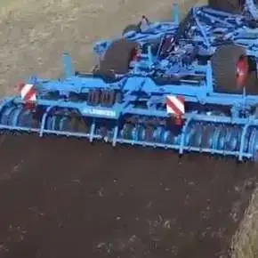 Lemeken Karat od tłu podczas pracy