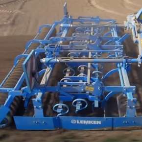 Lemken Kompaktor podczas pracy z prawej strony na polu