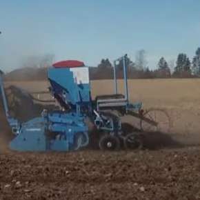 Lemken Zirkon z siewnikiem podczas pracy 