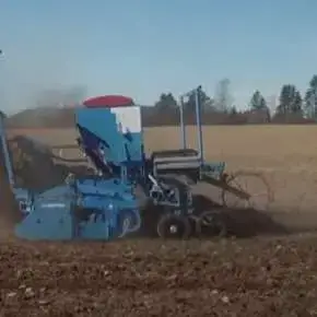 Lemken Zirkon z siewnikiem podczas pracy 