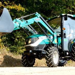 Zielony traktor rolniczy ARBOS 2035 z zamontowanym ładowaczem rolniczym czołowym Xtreme S MINI i szuflą www.korbanek.pl