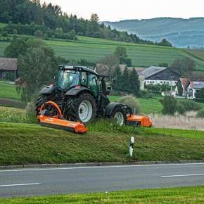 Koszenie poboczy kosiarką  bijakową MAMUT 300 firmy Samasz podczepioną do zielonego ciągnika www.korbanek.pl