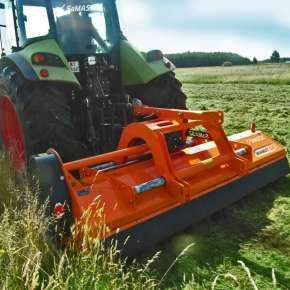 Zielony ciągnik Claas z kosiarką bijakową mulczującą MAMUT firmy Samasz podczas mulczowania trawy www.korbanek.pl