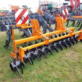 Widok z tyłu pługa dłutowego 7 zębowego GROT firmy MANDAM z wałem zębowym tandem www.korbanek.pl