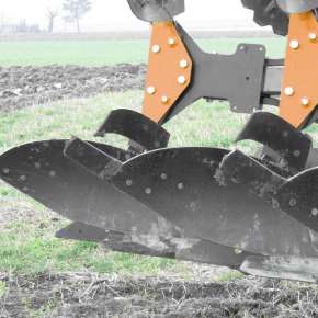 Widok z boku odkładnic w pługu obrotowym marki MANDAM typ FEN 3+1 www.korbanek.pl