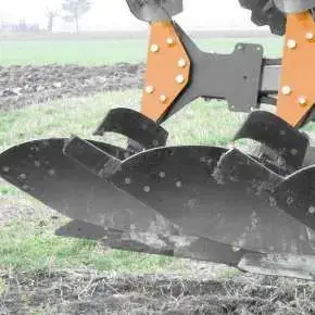 Widok z boku odkładnic w pługu obrotowym marki MANDAM typ FEN 3+1 www.korbanek.pl