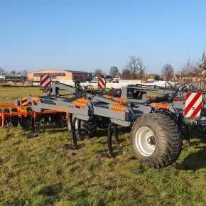 Widok z boku agregatu podorywkowego półzawieszanego RHINO 4,0H firmy MANDAM www.korbanek.pl