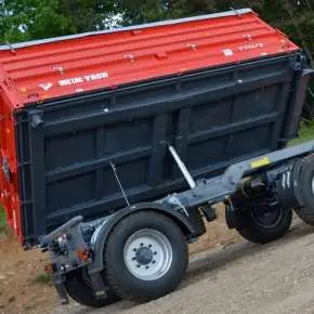 Wywrotka w kolorze czerwonym firmy Metal-Fach typ T711/3 wyposażona w nadstawkę i plandekę
