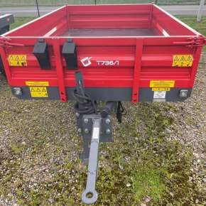 Czerwona przyczepa wywrotka jednoosiowa o ładowności 840kg firmy Metal-Fach model T736/1