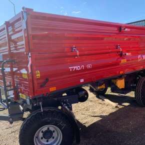 Czerwone dodatkowe nadstawki o wysokości 500 mm w przyczepie 2-osiowej Metal-Fach typ T710/1