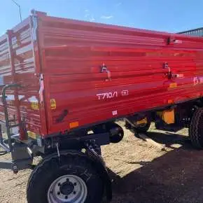 Czerwone dodatkowe nadstawki o wysokości 500 mm w przyczepie 2-osiowej Metal-Fach typ T710/1