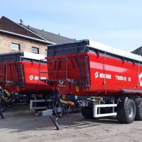 Czerwona wywrotka skorupowa o ładowności 16-ton firmy Metal-Fach model T935/2