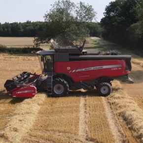 Massey Ferguson Centora na polu z boku