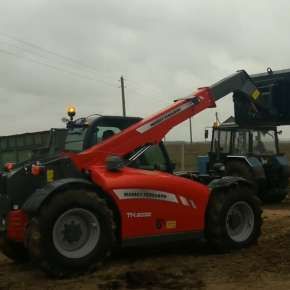 Załadunek obornika Ładowarka MF TH6030 na korbanek.pl