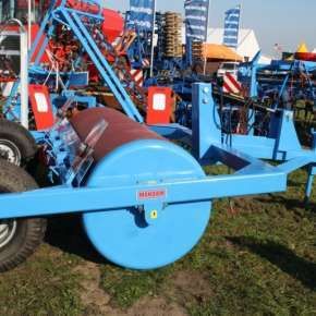 Widok z boku niebieskiego wału łąkowego MWL firmy MANDAM na targach rolniczych AGRO-SHOW