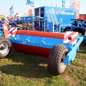 Widok z tyłu wału łąkowego MWL z podwoziem jezdnym firmy MANDAM na targach rolniczych AGRO-SHOW
