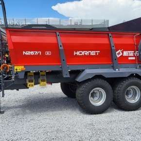 Czerwony rozrzutnik obornika 6-tonowy firmy Metalfach model N267/1 na zwieszeniu Tandem z adapterem 4-wirnikowym