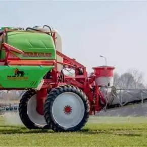 Opryskiwacz samobieżny Krukowiak Herkules z belką z rękawem na polu