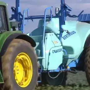 Opryskiwacz Berthoud Tracker, przyczepiany dostępny na polskim rynku o pojemności 3200 litrów i różnych szerokościach belek