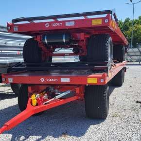 Przyczepa w kolorze czerwonym firmy Metal-Fach typ T009/1 do przewozu bel owijanych folią
