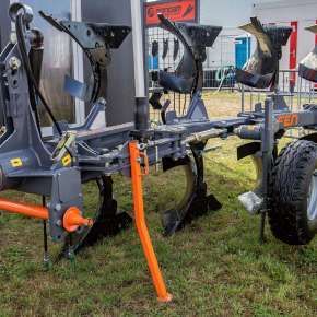 FEN 3+1 lekki pług obrotowy firmy MANDAM na targach AGRO-SHOW Bednary