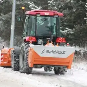 Zestaw komunalny zimowy czyli mały ciągnik rolniczy z piaskarką samozaładowczą sahara 140 podczas odśnieżania drogi www.korbanek.pl
