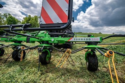 Wirniki w przetrząsaczu zawieszanym do siana i trawy firmy TALEX model TORNADO 550