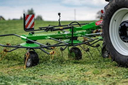 Przetrząsacz do siana i trawy TORNADO 550 firmy TALEX, 4-wirnikowy podczas pracy