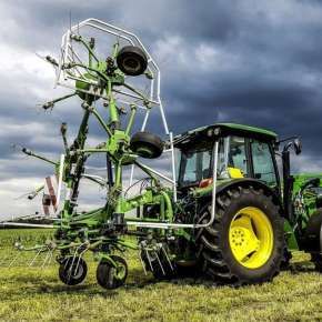 Zielony ciągnik rolniczy John Deere z ładowaczem z zawieszony przetrząsaczem P6-771 do trawy firmy samasz www.korbanek.pl