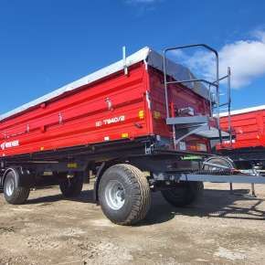 Czerwone dodatkowe nadstawki o wysokości 500 mm w przyczepie 2-osiowej Metal-Fach typ T940/2