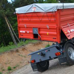 Tylny wysyp w przyczepie rolniczej T711/3 firmy Metal-Fach wraz z rynną wysypową