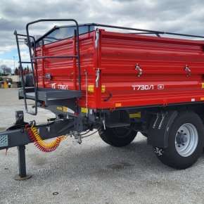 Czerwona przyczepa wywrotka o ładowności 8-ton firmy Metal-Fach model T730/1 z firmy Korbanek