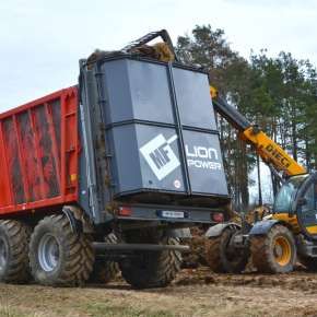 Czerwona przyczepa z adapterem do obornika model T935/6 LionPOWER firmy Metal-Fach o ładowności 18000 kg