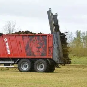 Przyczepa w kolorze czerwonym firmy Metal-Fach typ T935/6 LionPOWER z przystawką do rozrzutu obornika