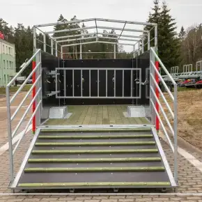 Przyczepa Cynkomet do transportu zwierząt z przegrodą