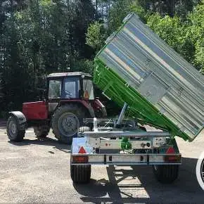 Wywrotka boczna przyczepy T-104